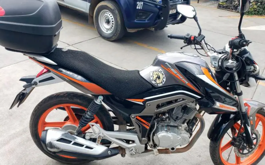  La motocicleta de modelo reciente asegurada por policías de Oaxaca de Juárez.