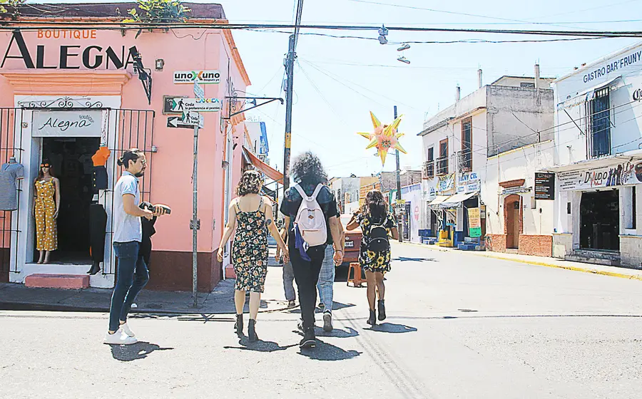 En las calles con señalamientos de "uno por uno", pocos automovilistas ceden el paso a peatones.  Foto: Emilio Morales Pacheco