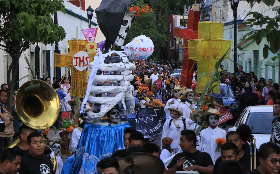 Las comparsas o muerteadas, forman parte de la cultura popular en los municipios y una de las mayores costumbres durante las fechas de los fieles difuntos. (Archivo Mario Jiménez Leyva)