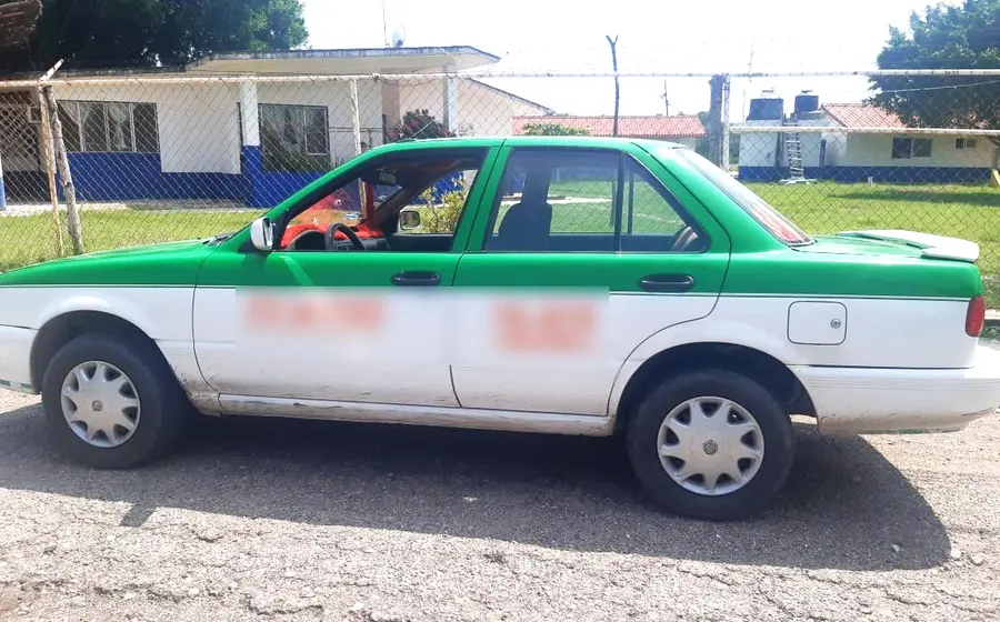 El taxi en el que viajaban los dos sujetos.