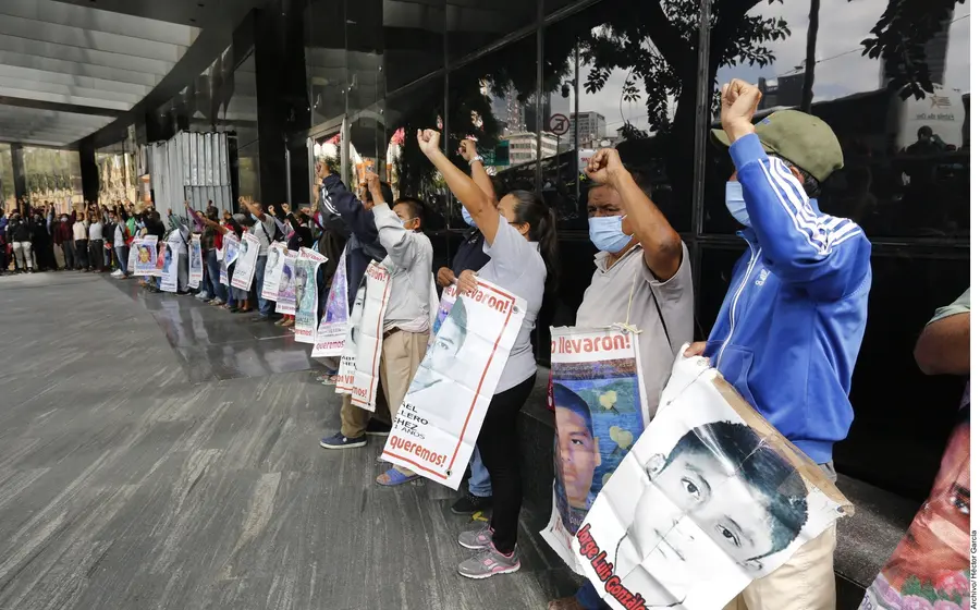  "Ignacio", como se identifica a Salgado Valladares en la documentación hecha pública, le reporta a "El Gil" que tiene a varios "ayotzinapos" detenidos que andaban encapuchados y armados. (Agencia Reforma)
