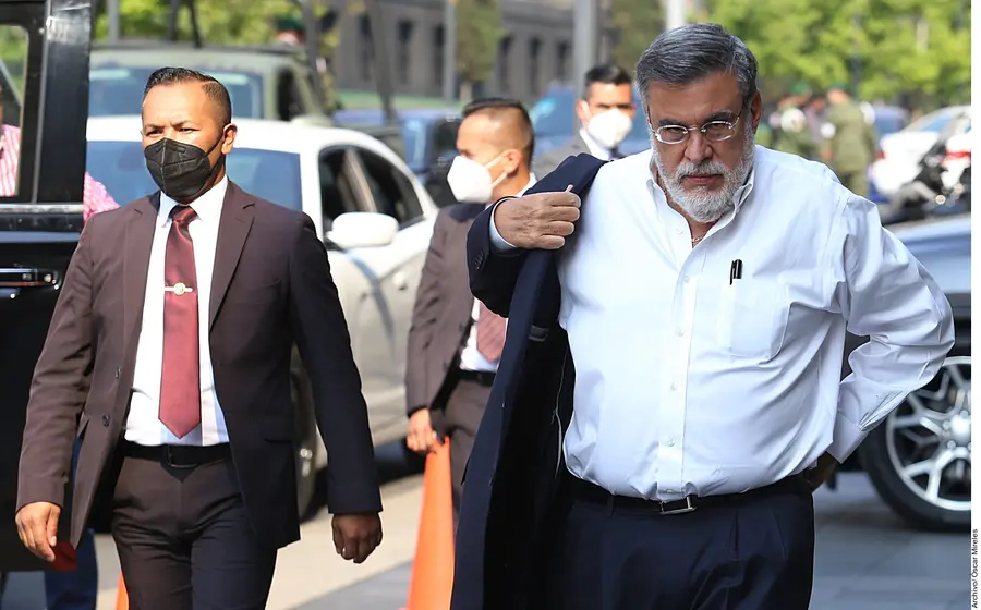 En el caso de Julio Scherer (der.), ex consejero jurídico del Presidente Andrés Manuel López Obrador, en 2017 era el único propietario de una compañía radicada en las Islas Vírgenes Británicas, de acuerdo con la investigación. Foto: Agencia Reforma