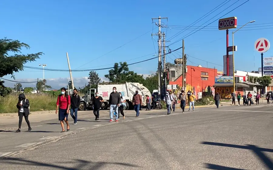 Personas caminando debido al bloqueo en Oaxaca