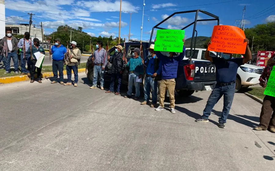 Con protestas, los habitantes de San Martín Peras exigieron que se esclarezca el crimen en el que dos funcionarios municipales resultaron muertos. (Lesli Aguilar)