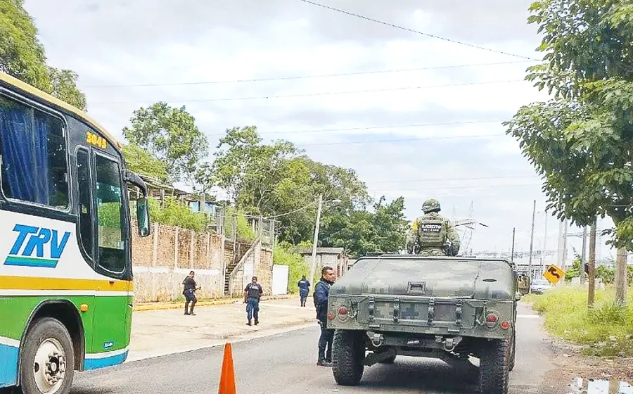 En un retén instalado en la entrada de Temascal policías fueron baleados.