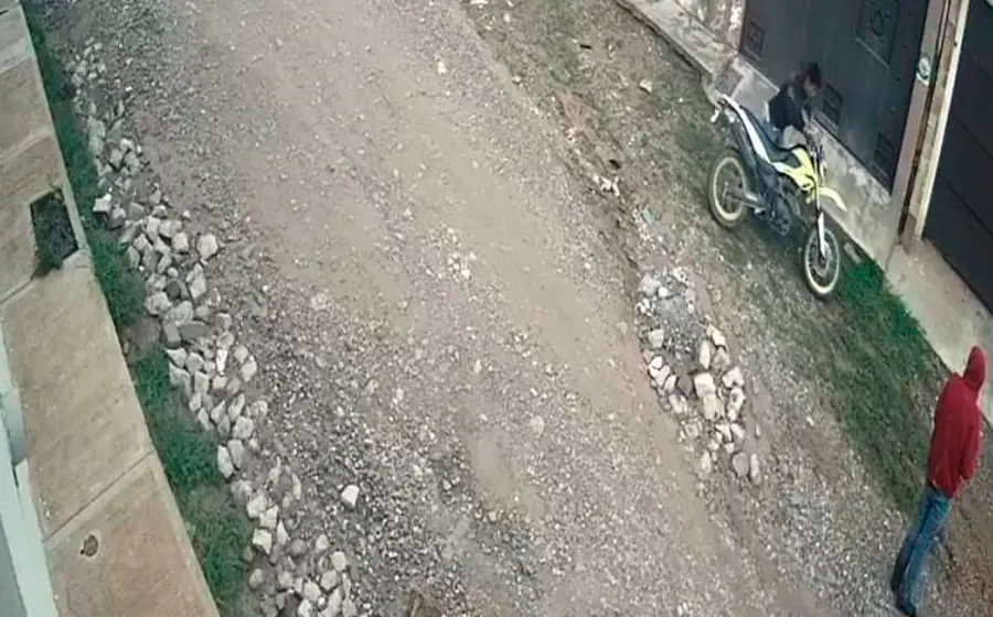 A través de las cámaras de vigilancia se observa cómo se llevan la unidad.