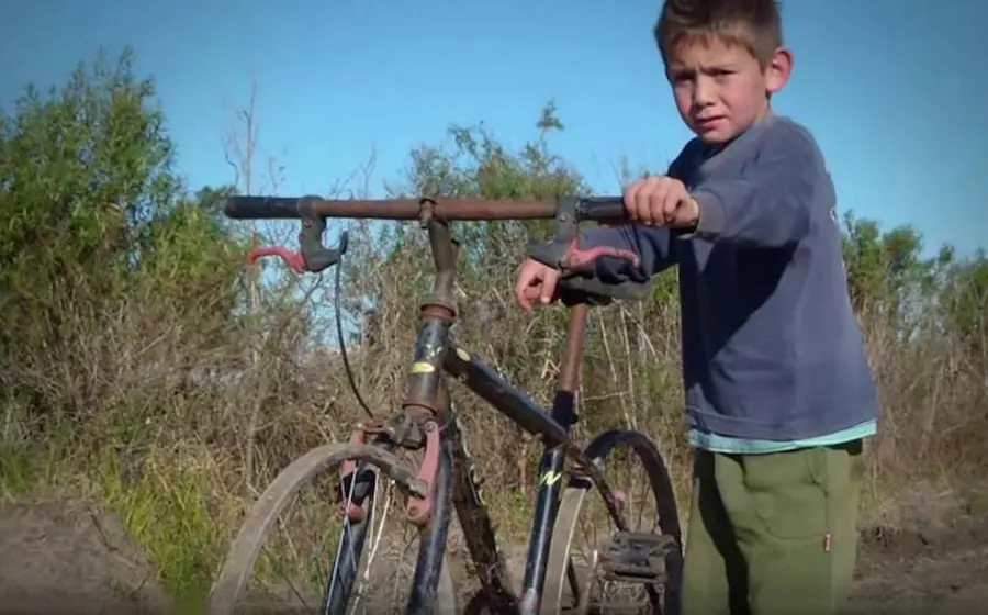 Niño en su bicicleta