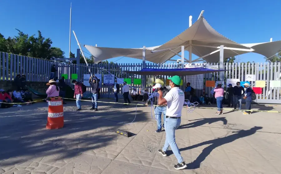 Los trabajadores también bloquearon por segundo día las instalaciones de Ciudad Judicial, en Valles Centrales. Foto: Twitter