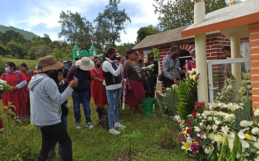 personas en panteón oaxaca 