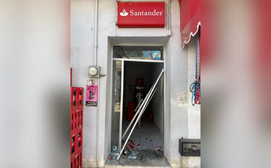 El cajero de Santander, ubicado en el centro de Tlaxiaco, fue saqueado por delincuentes.