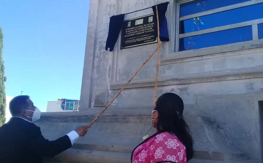 Develan placa alusiva al decreto en el edificio del reloj municipal. (SimiNoticias) 
