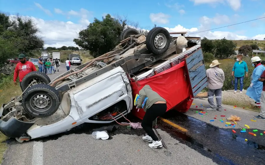  La camioneta quedó con las llantas hacia arriba.