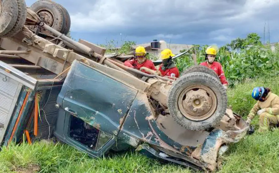 La camioneta quedó con las llantas hacia arriba.