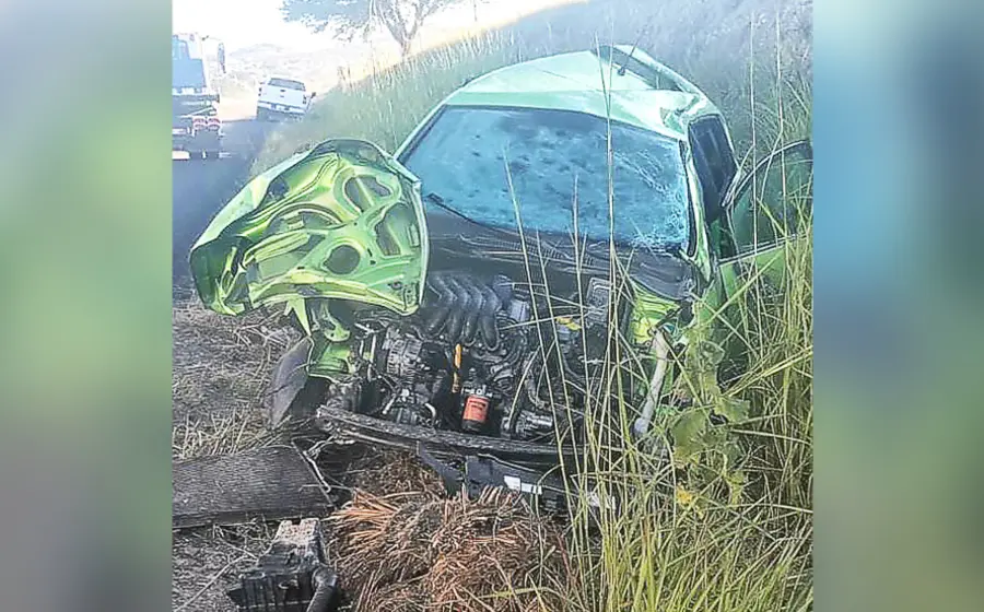La unidad de motor Seat Ibiza que se salió de la carretera en jurisdicción de San Martín de los Canseco, Ejutla.