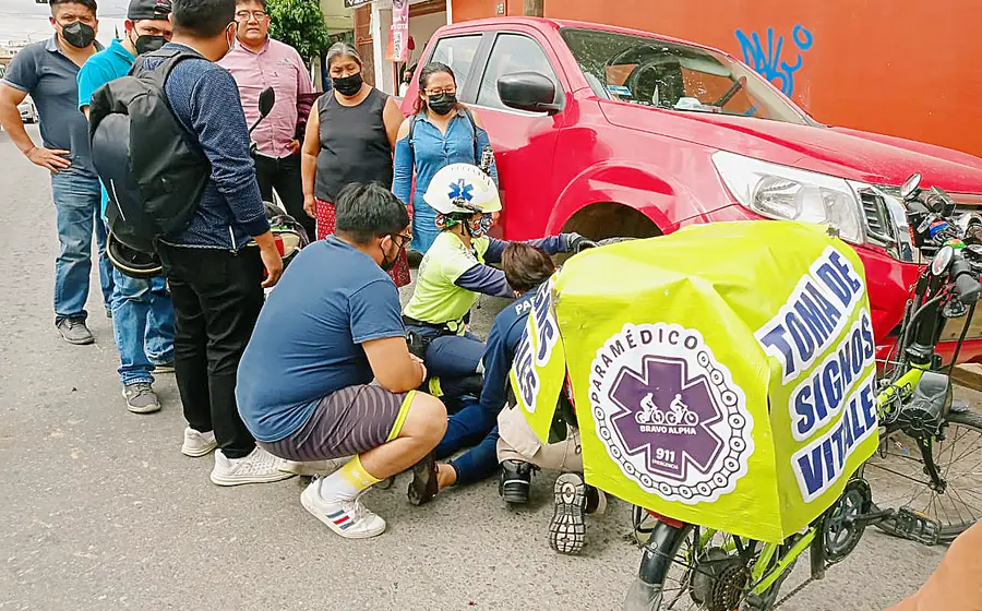 Personal médico auxilia a accidentados