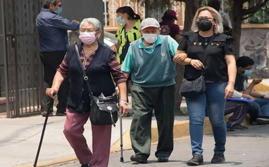 Personas, tercera edad, bastones. cubrebocas
