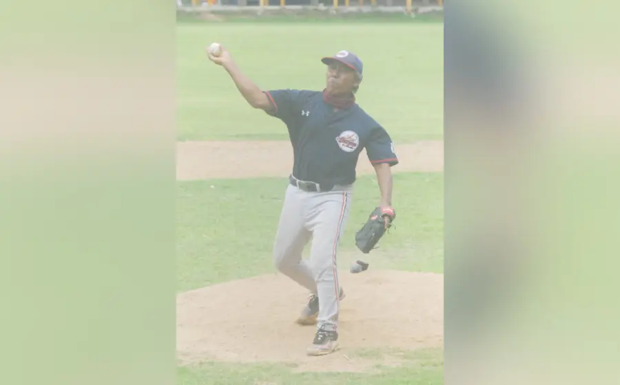 Jugador de beisbol lanzando pelota