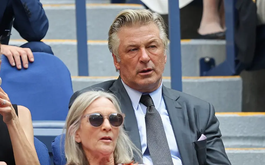 Actor Alec Baldwin sentado
