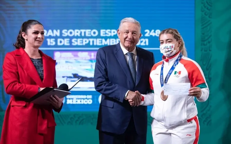 AMLO entregó los premios económicos a los deportistas mexicanos. | Especial
