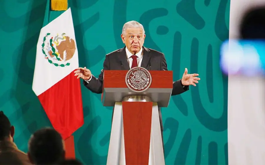 Amlo hablando frente al micrófono