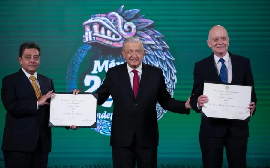 AMLO entrega reconocimientos