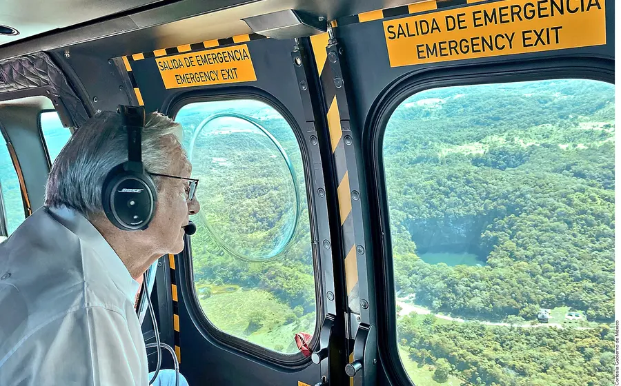 AMLO sobrevolando Campeche en helicóptero