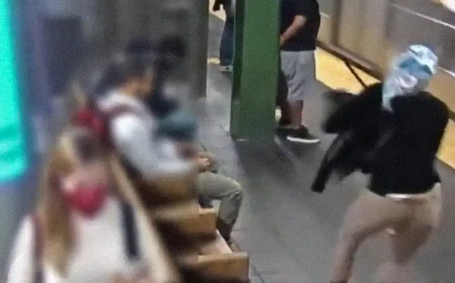 Al momento que pasa el tren una mujer empuja a otra de 42 años, con el fin de que fuera arrollada.