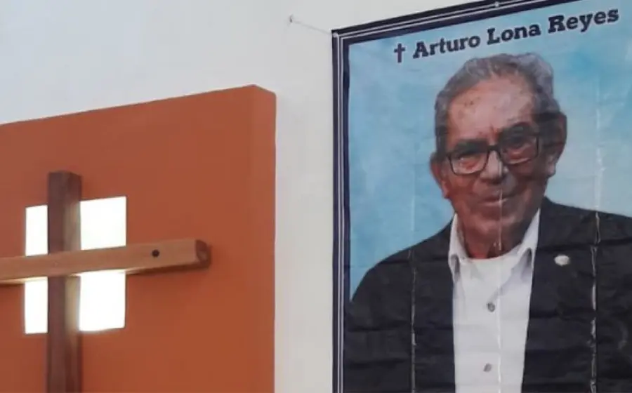 Cruz y cuadro de obispo Arturo Lona