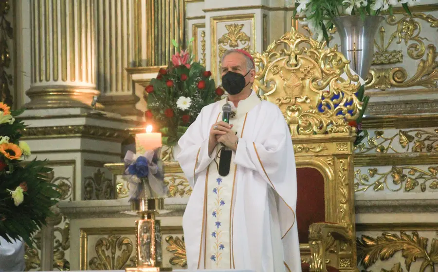 Pedro Vázquez dando misa