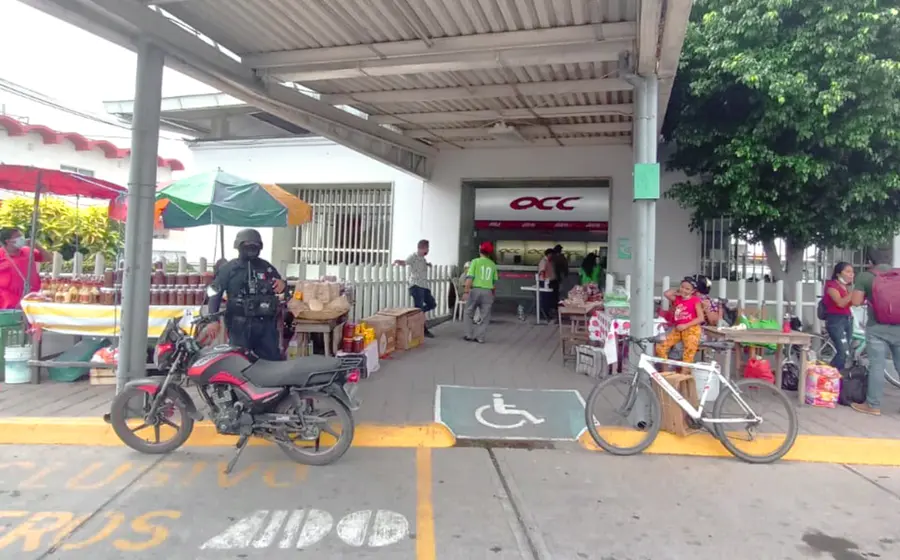 Los uniformados recibieron el reporte por parte del Servicio de Emergencias 911 sobre el asalto a la terminal de autobuses de primera clase de Juchitán. 