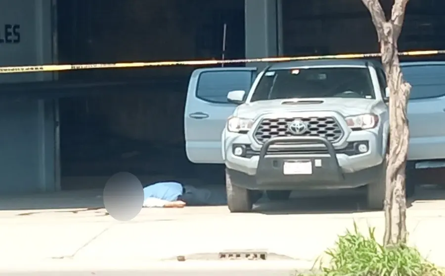 Ex edil de Ejutla tirado en el piso asesinado.