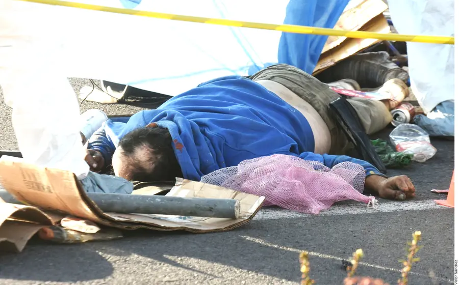 Hombre atropellado derribado en piso