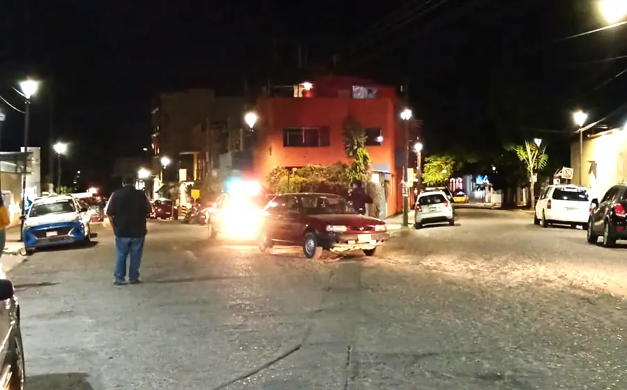 Auto en calle de noche