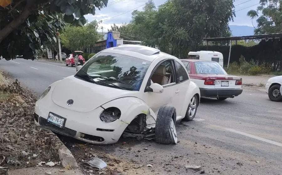 Auto estrellado contra muro