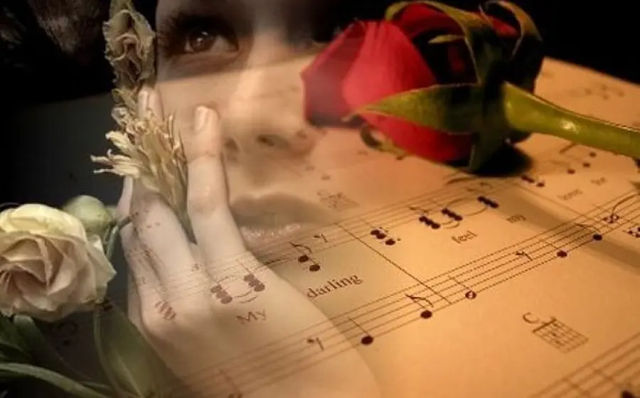 Mujer con rosa en mano y notas musicales