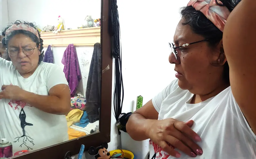 Karina haciendo autoexploración de senos