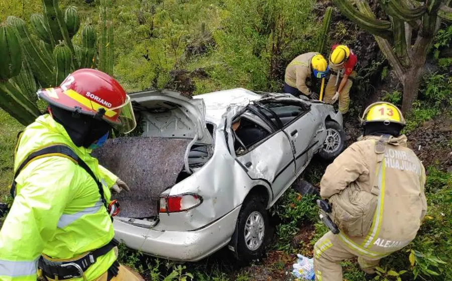 Bomberos rescatando conductora de automóvil