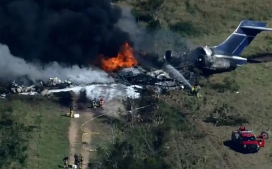 El avionazo ocurrió en un área despoblada próxima al Aeropuerto Ejecutivo de Houston, en el condado de Waller.