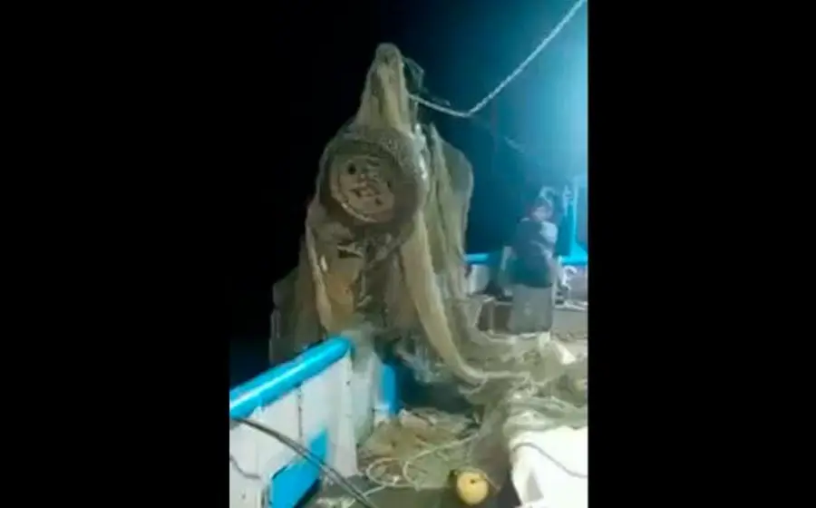 Los tripulantes comentan sobre el curioso acontecimiento, pero uno de los temas más importantes era saber qué hacer con el auto que habían encontrado.