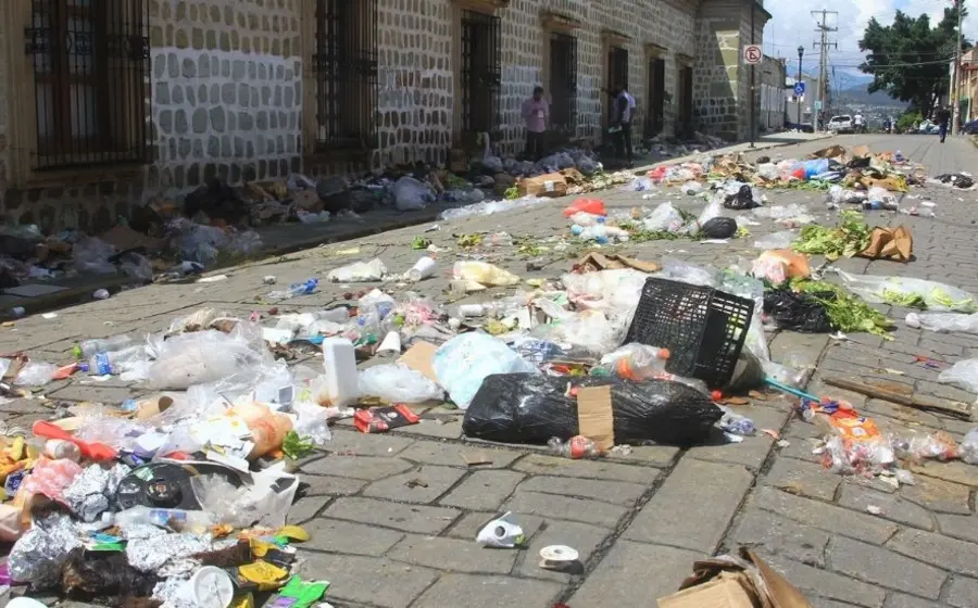 Basura tirada en calles de Oaxaca de Juárez