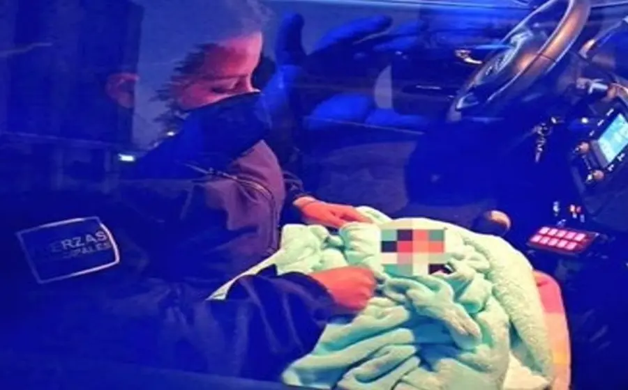 Personal médico brinda atención a bebé
