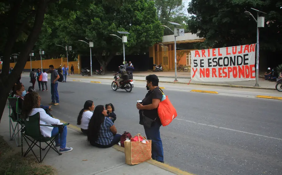 Personas bloqueando Ciudad Universitaria