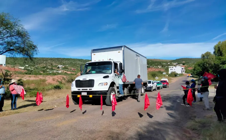 Extrabajadores bloquean carretera