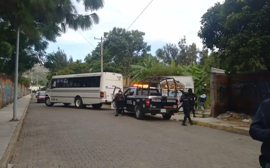 Policía rescatando previniendo secuestro de autobús