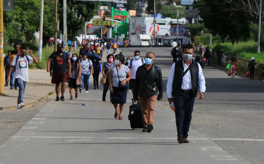 Gente caminando por bloqueos.