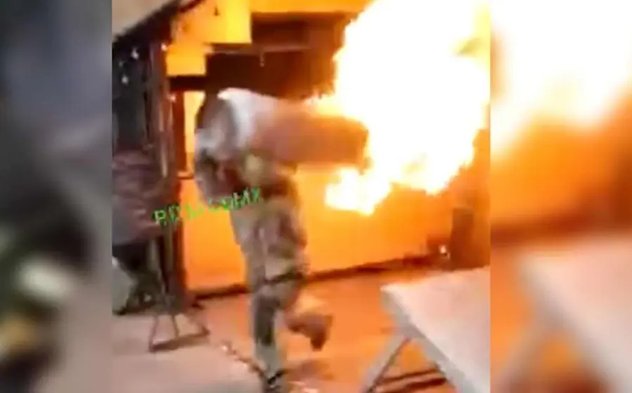 En el video se ve que las llamas no ceden pese a que los bomberos se esfuerzan por sofocarlas. 