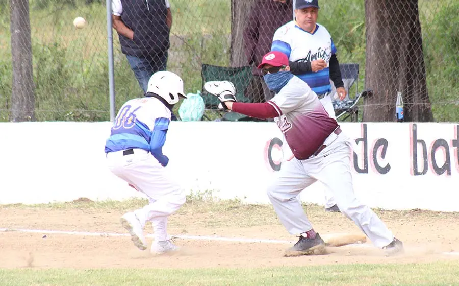 Beisbolistas oaxaqueños jugando