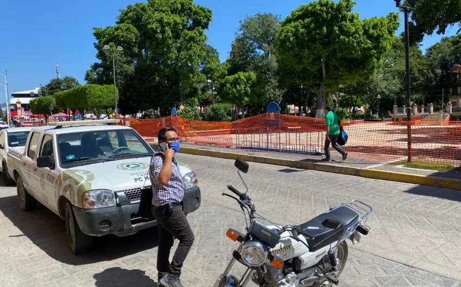 Joven atravesando la calle en la Mixteca