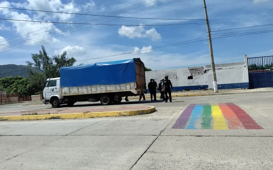 Policías ayudando a camión averiado