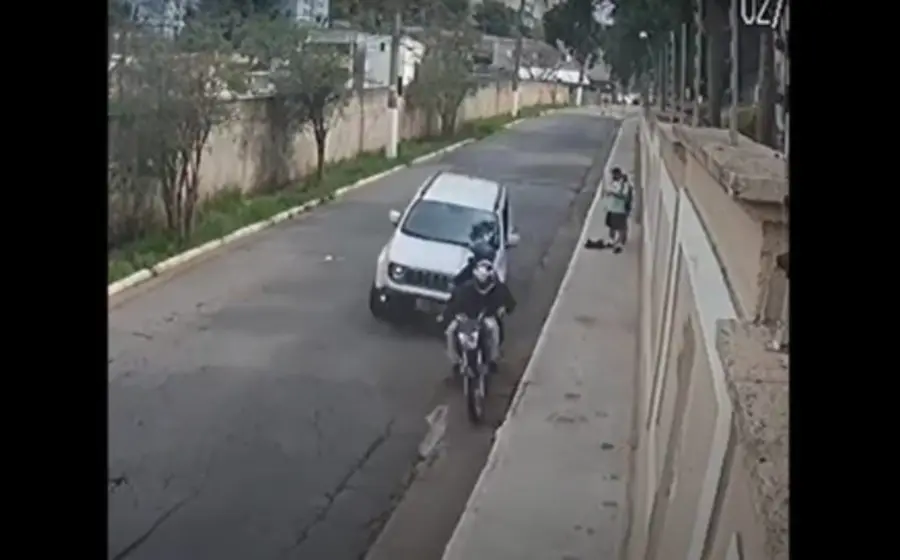 Se observa cómo dos asaltantes detuvieron a una persona que caminaba en la banqueta; sin embargo, el conductor de una camioneta notó lo que sucedía, imprimió velocidad, los centró y embistió, pese a que el conductor de la moto intentó escapar.
